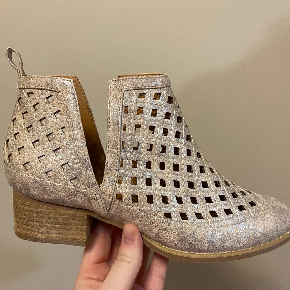 NWT Abby Boot in Rose Gold